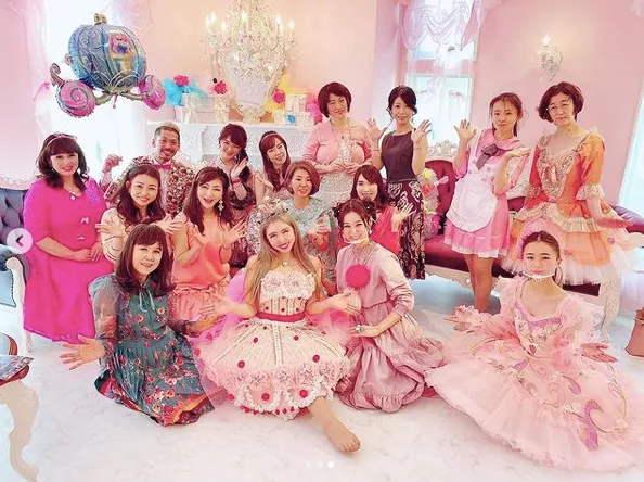 日本41歲主婦沉迷公主生活不能自拔,舉手投足畫風奇特 日本41歲主婦沉迷公主生活不能自拔,舉手投足畫風奇特