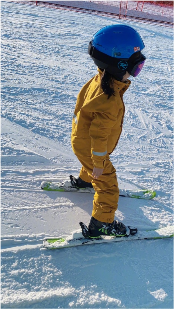 章子怡帶女兒滑雪太愜意！5歲醒寶穿套裝帶童星範，氣場不輸媽媽