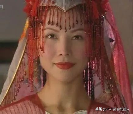 同一部劇中穿相同衣服的對比：楊冪美過佟麗婭，趙麗穎更勝一籌