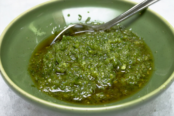 醃韭菜花，只放鹽容易壞，奶奶教我一招，翠綠鮮香，能儲存一年