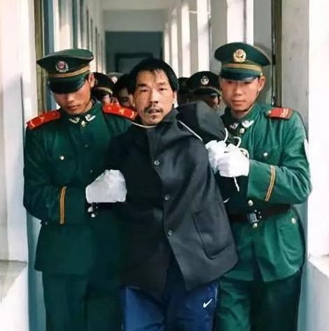 勞榮枝曾寫“死亡名單”，男友殺人前有個習慣：假裝和對方握手