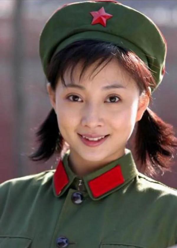 她們曾是軍人,身穿軍裝英姿颯爽,今是明星禮服著裝氣質優雅大方 她們曾是軍人,身穿軍裝英姿颯爽,今是明星禮服著裝氣質優雅大方