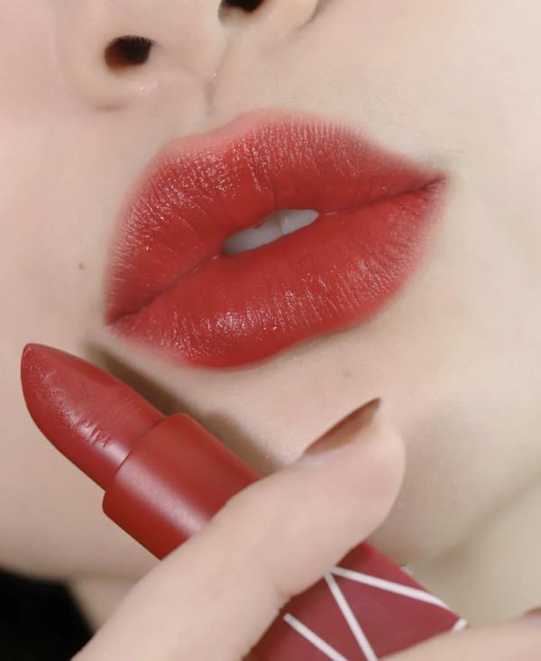 又被紅唇美到了，4支顯白高階的“開運紅”分享，新年就該這麼紅