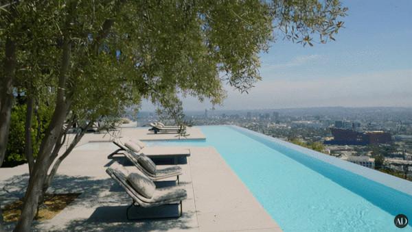 3.5億山頂豪宅佔地2.2畝 屋主竟然為豪車建了個展廳