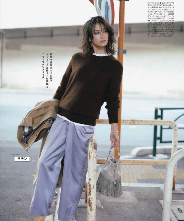 40歲女人別隻穿黑白灰，試試流行的“紫色系”搭配，顯白又顯年輕