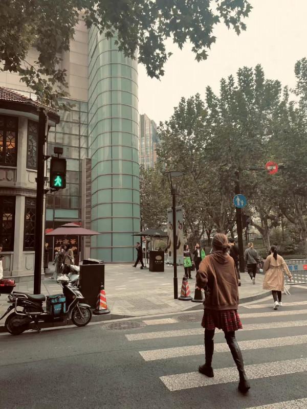 虞書欣秋日街頭隨拍