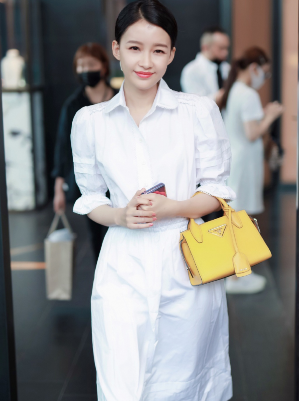 孫怡還真是“小仙女”,穿白色襯衫裙配出鏡,配休閒鞋美成校花了 孫怡還真是“小仙女”,穿白色襯衫裙配出鏡,配休閒鞋美成校花了