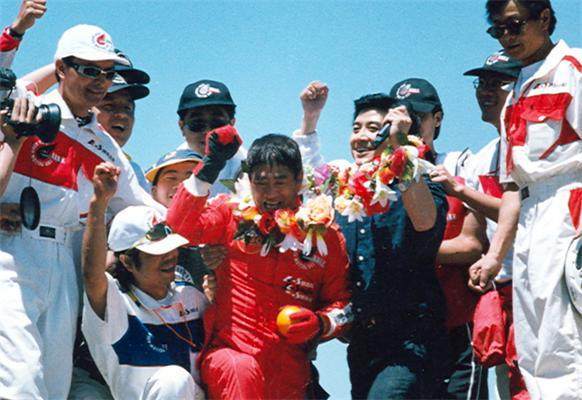 飛越黃河的柯受良地位有多高？張學友出錢治喪，劉德華為其女送嫁