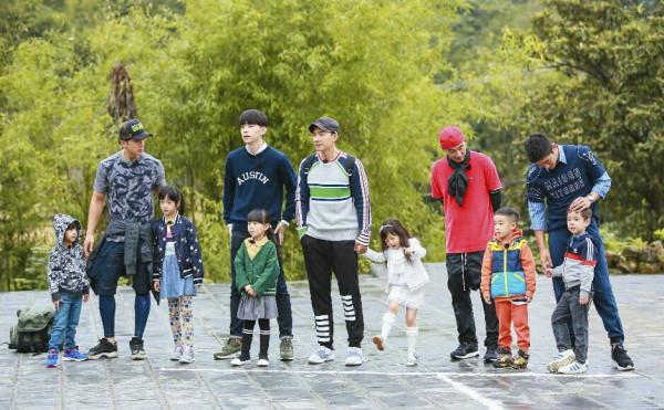 劉畊宏曬爸爸5聚會照,春哥一手抱Jasper一手抱小泡芙,笑容滿足 劉畊宏曬爸爸5聚會照,春哥一手抱Jasper一手抱小泡芙,笑容滿足