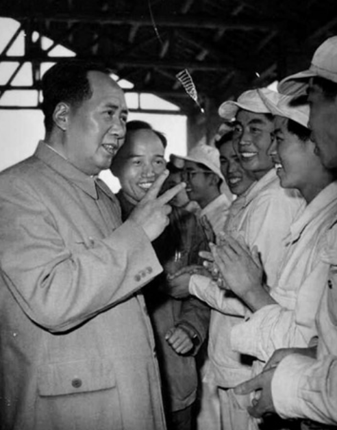 毛主席去南泥灣視察，王震請客吃燒雞，飯後主席悄悄將雞架塞兜裡