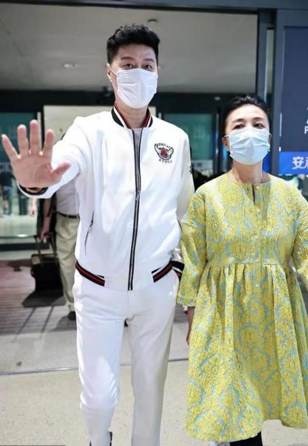 范冰冰爸媽罕露面,66歲老媽穿公主裙扮嫩,小老公一身白衣像鮮肉 范冰冰爸媽罕露面,66歲老媽穿公主裙扮嫩,小老公一身白衣像鮮肉