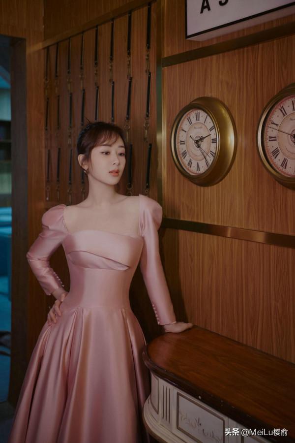 楊紫的打扮美不勝收，俏皮可愛，太有氣質了