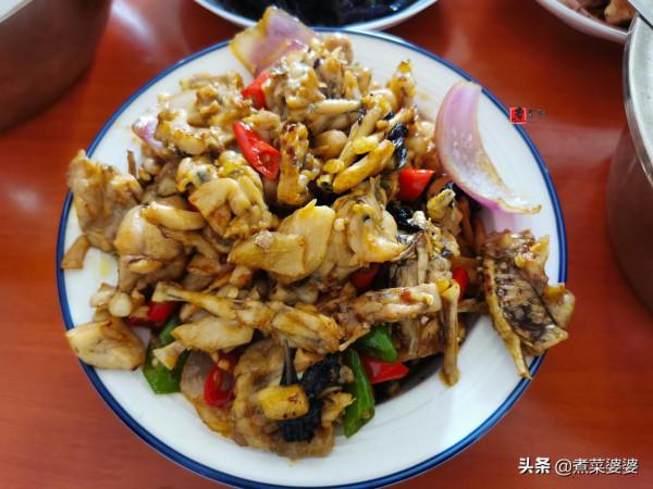 雲南媳婦給老媽做的生日餐，3菜2湯特別香，老媽看完卻嫌太寒酸