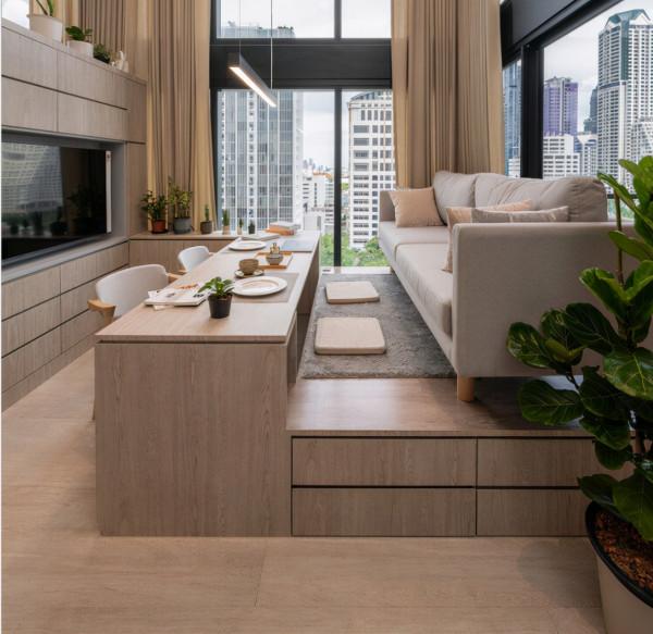 客廳打地臺屢試不爽，上方休閒下方儲物櫃，加高30公分餐桌都省了