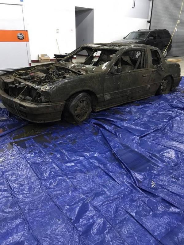 美國男子潛水，在河底發現一輛車，裡面有兩個人