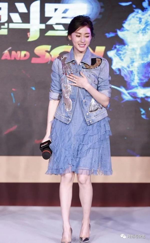 張天愛把牛仔外套的精髓穿出來了,搭藍色連衣裙高階時髦,真好看 張天愛把牛仔外套的精髓穿出來了,搭藍色連衣裙高階時髦,真好看