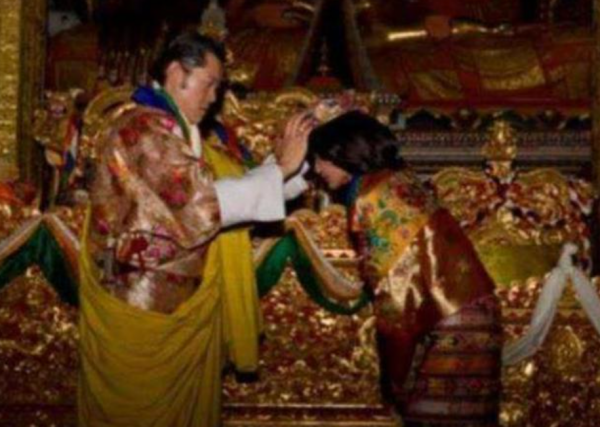 21歲不丹王后大婚時趴地跪拜國王，泰國王后跪泰王，還得跪小姑子