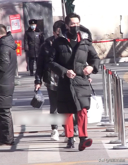 春晚四次聯排：趙麗穎一笑迷人，張小斐美目顧盼，朱一龍走路生風