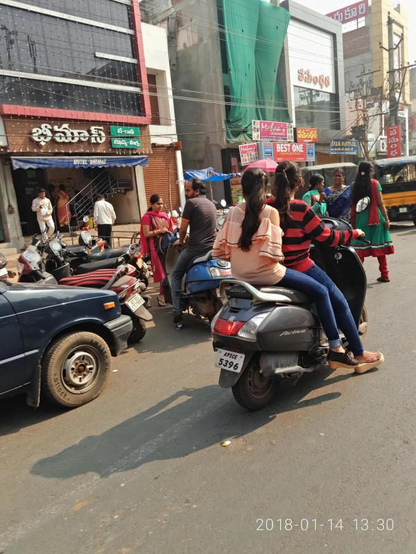 第一次拜訪印度普通人家，印度少女對我深情一笑