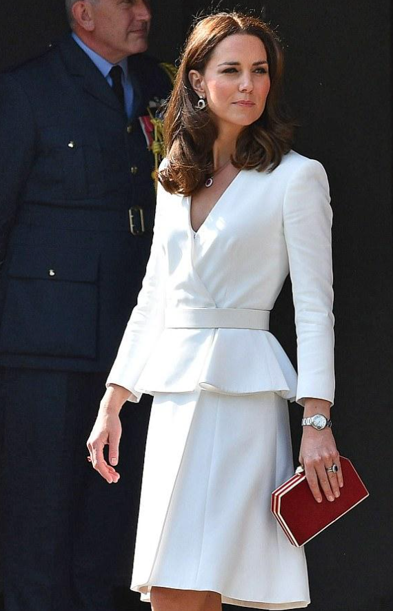凱特王妃扎馬尾更顯年輕，穿粗花呢西裝裙出席酒會，簡單卻很高階