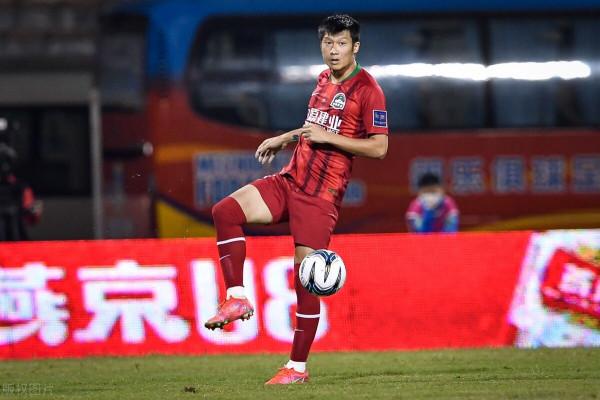 中原鐵軍的5號已經完成自我昇華,現在就是球隊後防線上的圖騰 中原鐵軍的5號已經完成自我昇華,現在就是球隊後防線上的圖騰