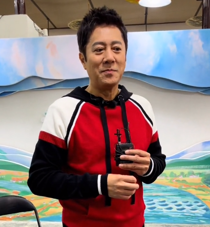 汪涵在鄉下開小賣部，忙得鞋上泥巴都懶得管，蔡國慶也來助陣