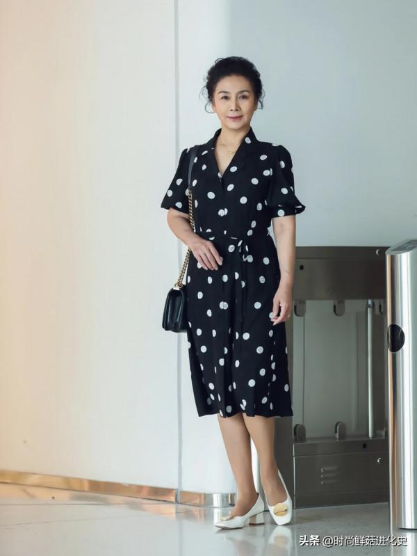 這才是60歲女人該有的打扮:“膝下裙+平底鞋”,簡單舒適才最美 這才是60歲女人該有的打扮:“膝下裙+平底鞋”,簡單舒適才最美