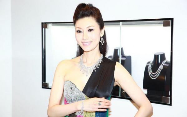 李嘉欣細看也老了,穿亮片單肩裙看著挺新潮,眼角皺紋遮不住 李嘉欣細看也老了,穿亮片單肩裙看著挺新潮,眼角皺紋遮不住