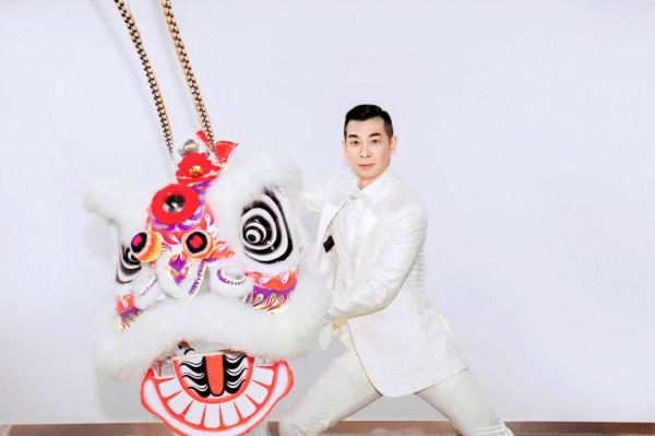 趙文卓《小芒年貨節》晚會後臺舞獅氣勢十足，陳立農撐傘演唱氛圍感拉滿