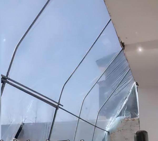 像親女兒！河南一公婆怕兒媳待房間坐月子無聊，院子裡搭陽光棚