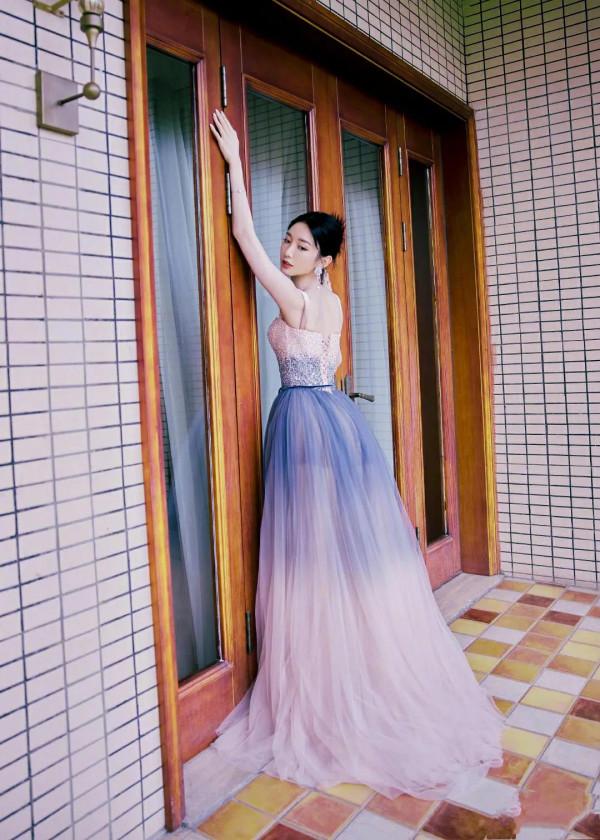 趙麗穎pk張含韻，中秋禮服，還是小趙更勝一籌