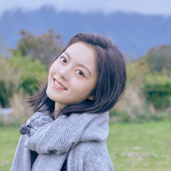 趙今麥不是明豔動人的那種，而是比較乾淨可愛的，很瘦很白