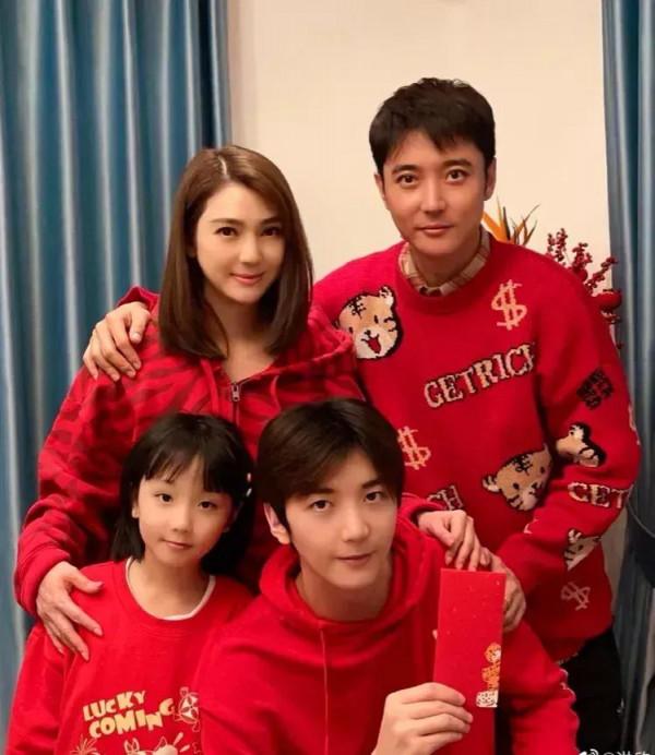 明星曬全家福：森碟比爸爸田亮高，張紀中像爺爺，胡杏兒最接地氣