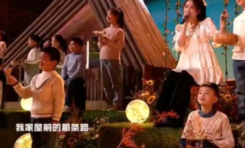 何炅擁抱了她，湖南衛視跨年春晚變得感動又尷尬