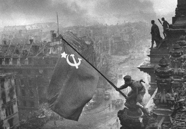 二戰結束時，美國擁有百艘航母萬架轟炸機，為何不趁機進攻蘇聯？