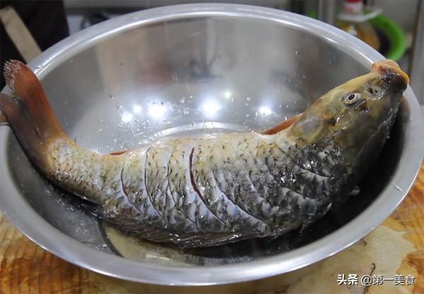 家常紅燒魚很多人都不會做，廚師長教你小技巧，鮮嫩多汁，外皮酥