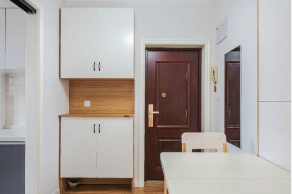 客廳採用大量的白色，使空間更開闊，臥室也採用白色