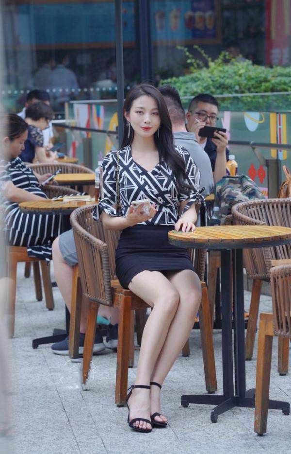 顏值高比什麼都重要！女孩穿上這身衣品很出眾，後面是男人前景