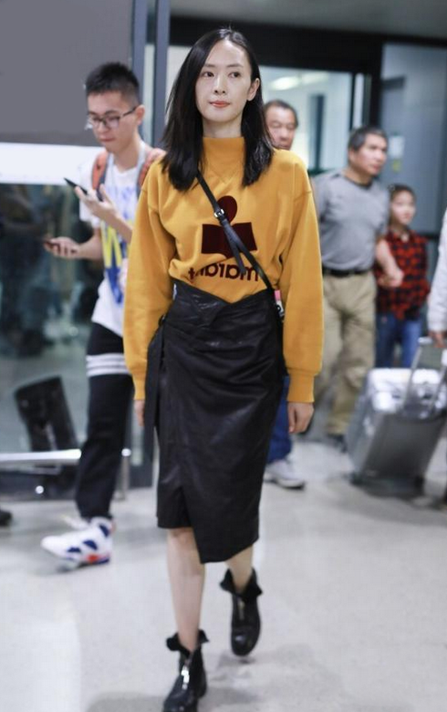 36歲的童瑤瘦過頭！衛衣掖在皮裙裡還有曲線感，頭髮稀疏老態初顯