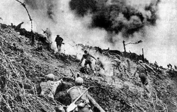 小戰士打仗時上廁所，不小心被部隊落下，一人打退美軍9次衝鋒