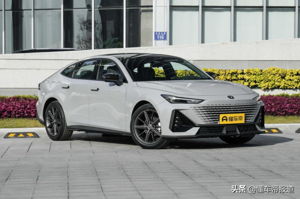 新車 &vert; 11&period;69萬元尊貴型最贊！長安UNI-V預售購車手冊