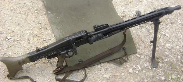 在二戰中被稱為“火力工廠”的殺人機器,MG42當時是流水線式生產 在二戰中被稱為“火力工廠”的殺人機器,MG42當時是流水線式生產