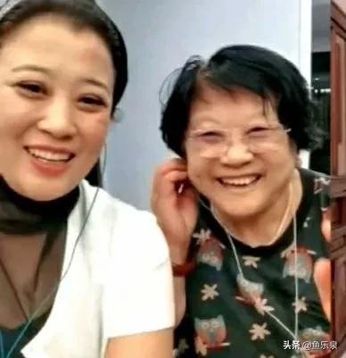 高秀敏不遺餘力幫扶王洪梅，王洪梅演出前都去高秀敏墓前彙報