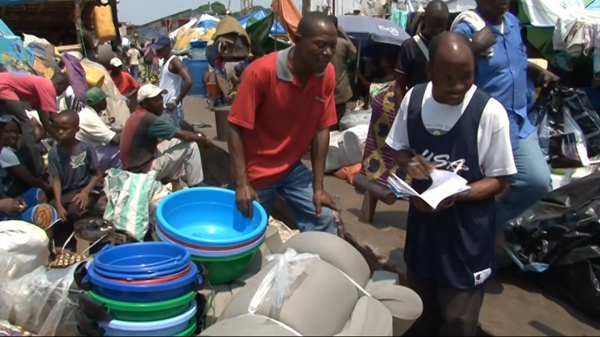 非洲瘋狂貨輪,竟然載上了2000人,遠遠看去就像一個漂浮的貧民窟 非洲瘋狂貨輪,竟然載上了2000人,遠遠看去就像一個漂浮的貧民窟