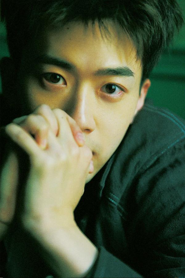 費啟鳴生日寫真文藝滿分 穿條紋衫窗前深思少年感足