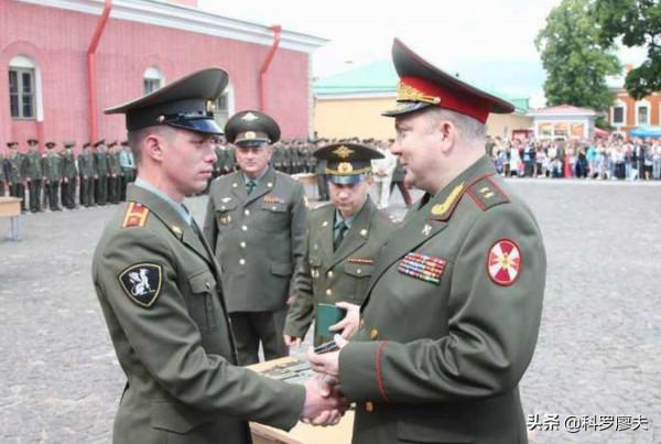 假如戰爭爆發，經常上電視的軍事專家們，能直接指揮軍隊作戰嗎？