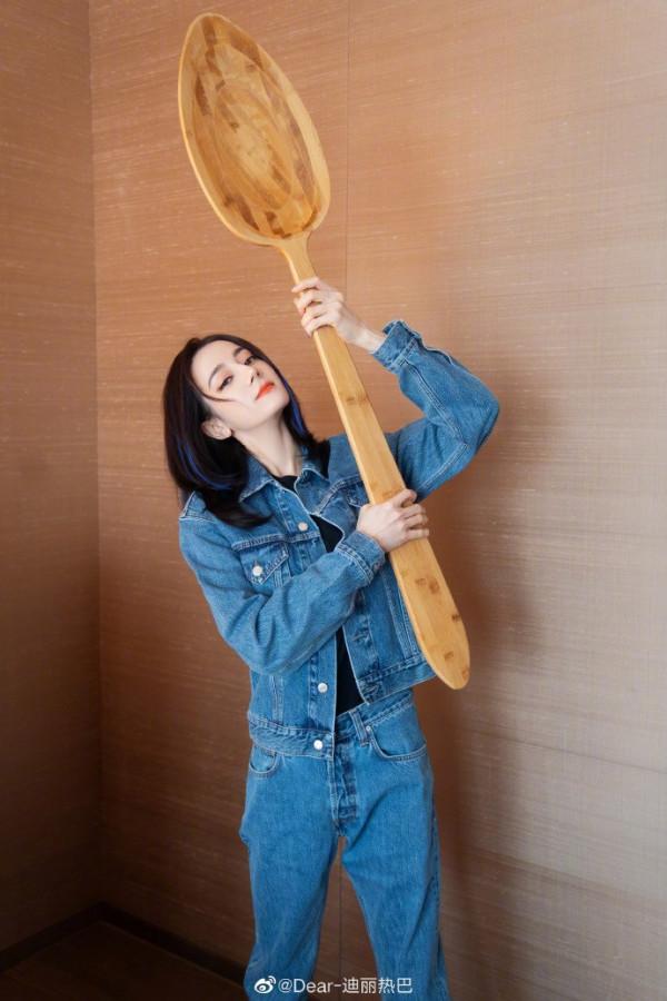 迪麗熱巴發“乾飯人”俏皮照 穿牛仔套裝挑染藍髮亮眼