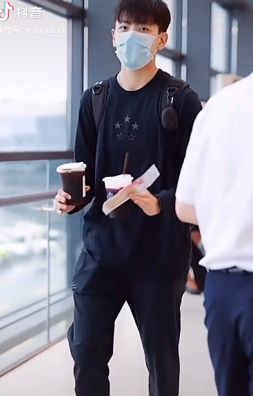 全紅嬋真的有社交牛逼症吧,合影靠在鞏立姣手臂上,特別可愛 全紅嬋真的有社交牛逼症吧,合影靠在鞏立姣手臂上,特別可愛