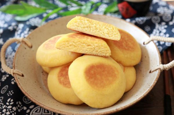 簡單快手的粗糧玉米麵餅,煎一下就出鍋,香甜細膩 簡單快手的粗糧玉米麵餅,煎一下就出鍋,香甜細膩