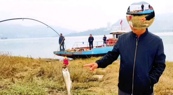 沒收釣具並處罰！雲南釣魚人使用禁用釣具，被抓時剛好上魚了